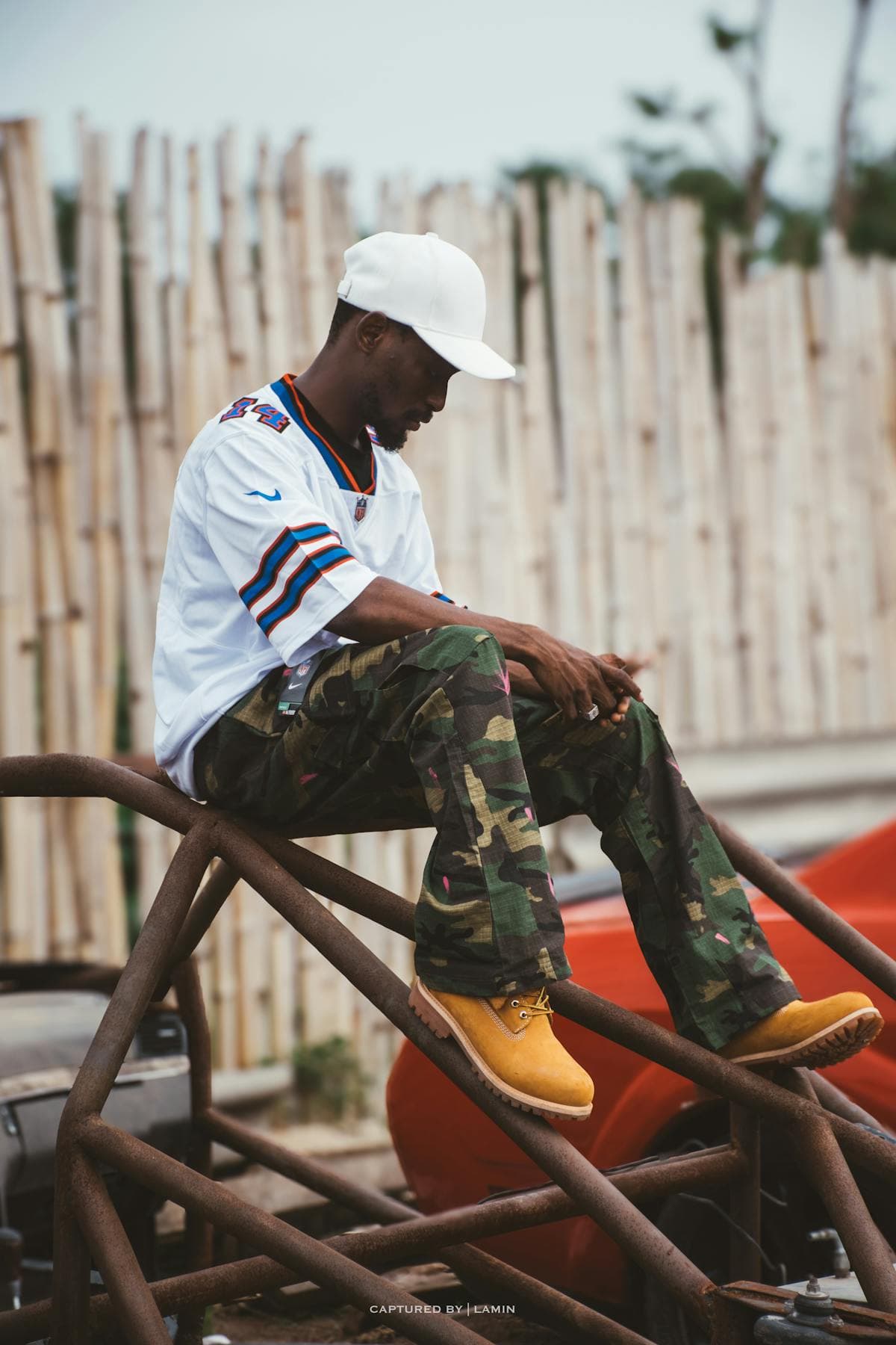 Outfit-Inspiration: Camo-Hose, Timberland-Boots und Cap